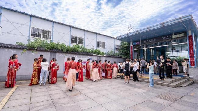 地铁变婚车 长沙8对新人地铁内结婚 520爱的列车见证幸福