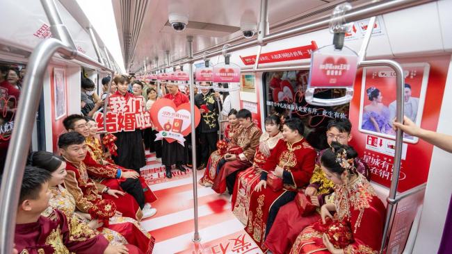 地铁变婚车 长沙8对新人地铁内结婚 520爱的列车见证幸福